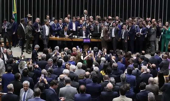 Deputados passam a ter R$ 151 mil por mês para assessores Atualização administrativa elevou gastos parlamentares em cerca de 13,7%