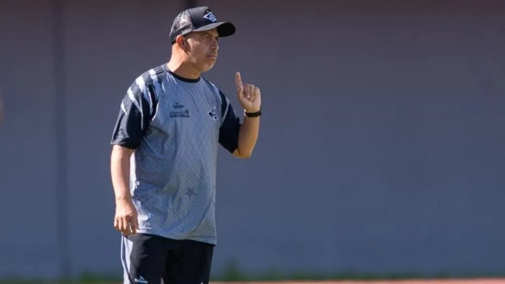 “Fizemos um bom primeiro tempo, mas sofremos no segundo”, avalia Adilson após empate das Tigresas com o Vitória