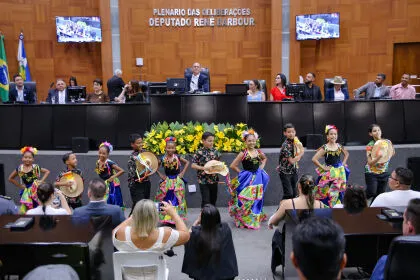 Sessão especial homenageia 198 pessoas que contribuem com o desenvolvimento de Mato Grosso O requerente da sessão especial deputado Fabio Tardin (PSB) entregou título de cidadão mato-grossense, moção de aplausos, comendas e medalhas, na noite desta segunda-feira (25)