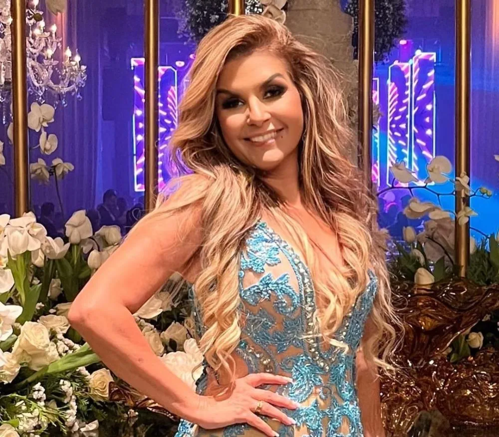 Adriane Grisólia, enfeitando a Coluna de hoje!