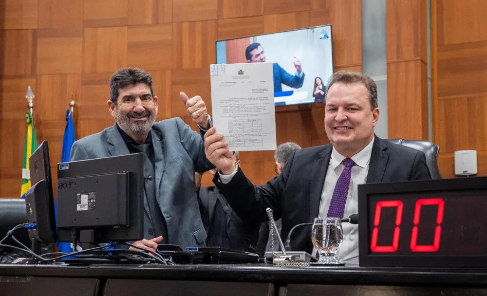 “Fim da defasagem e garantia de promoções”, afirma Dr. João ao assinar projetos que beneficiam PMs e bombeiros