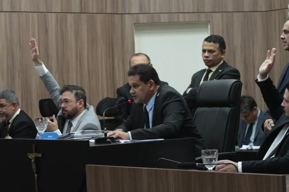 CÂMARA DE VÁRZEA GRANDE APROVA REMANEJAMENTO DE 30% PARA A PREFEITURA E QUATRO PCCSs EM SESSÃO EXTRAORDINÁRIA 