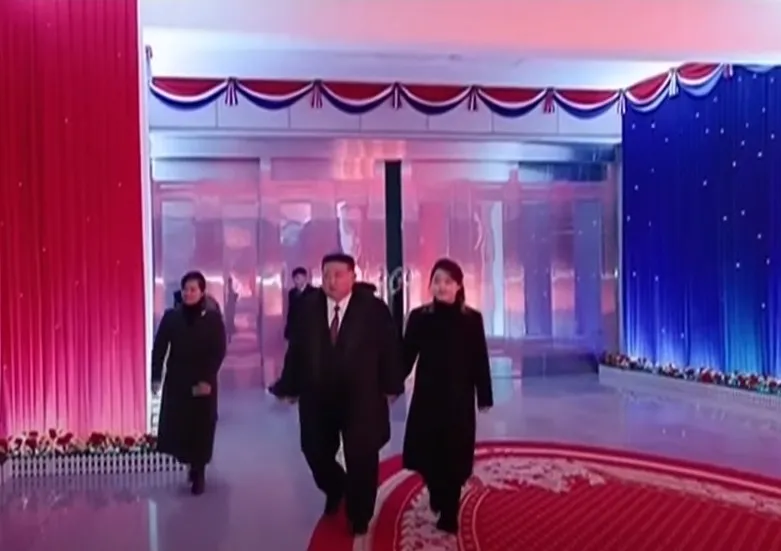 Kim Jong-un assiste com a filha às celebrações da passagem de ano em Pyongyang